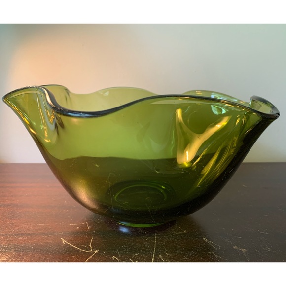 Vintage : green avocado glass bowl w crimped edge - Picture 2 of 10